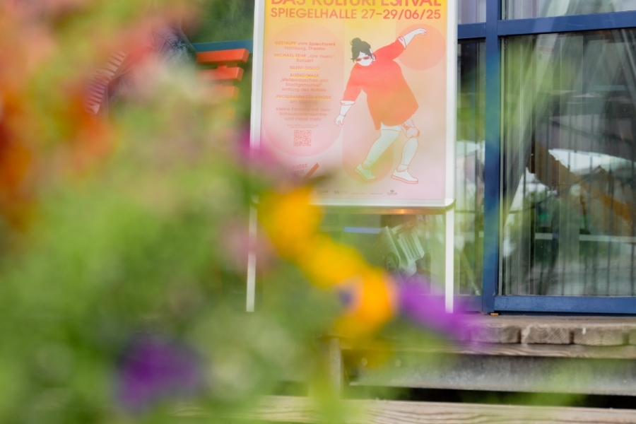 Buntes Programmplakat am Eingang zum "Lets ally"-Festival in Konstanz