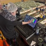 In der Kölner Halle bereiten sich die Gruppen auf ihren Auftritt vor, während ich hinterm Mischpult etwas über die Technik lerne und einige Effekte ausprobieren darf.