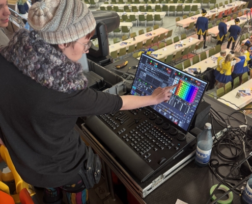 In der Kölner Halle bereiten sich die Gruppen auf ihren Auftritt vor, während ich hinterm Mischpult etwas über die Technik lerne und einige Effekte ausprobieren darf.