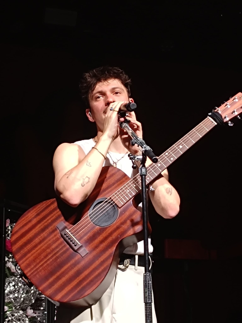 Rika kann das Konzert von Rian in der Stuttgarter Konzertlocation Wizemann aus der ersten Reihe beobachten.