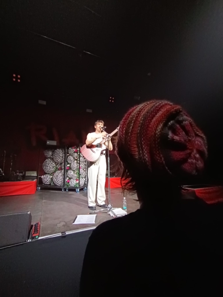 Rika kann das Konzert von Rian in der Stuttgarter Konzertlocation Wizemann aus der ersten Reihe beobachten.