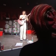 Rika kann das Konzert von Rian in der Stuttgarter Konzertlocation Wizemann aus der ersten Reihe beobachten.