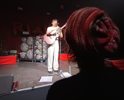 Rika kann das Konzert von Rian in der Stuttgarter Konzertlocation Wizemann aus der ersten Reihe beobachten.