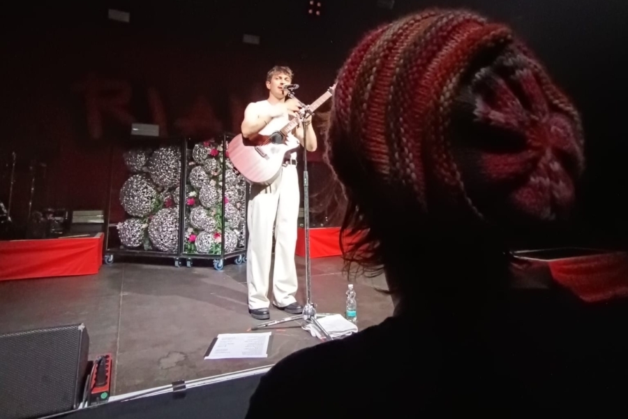 Rika kann das Konzert von Rian in der Stuttgarter Konzertlocation Wizemann aus der ersten Reihe beobachten.