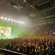 Montez ist auf der Bühne in der Porsche-Arena vor Publikum zu sehen und auf einer großen Leinwand im Hintergrund - das hat mir sehr geholfen.