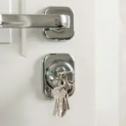 Hausschlüssel steckt im Schlüsselloch