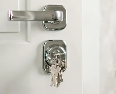 Hausschlüssel steckt im Schlüsselloch