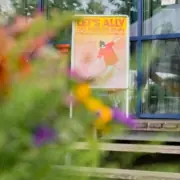 Buntes Programmplakat am Eingang zum "Lets ally"-Festival in Konstanz