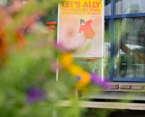 Buntes Programmplakat am Eingang zum "Lets ally"-Festival in Konstanz