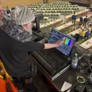 In der Kölner Halle bereiten sich die Gruppen auf ihren Auftritt vor, während ich hinterm Mischpult etwas über die Technik lerne und einige Effekte ausprobieren darf.