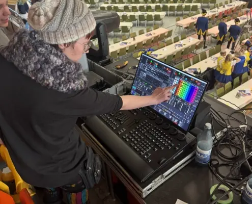 In der Kölner Halle bereiten sich die Gruppen auf ihren Auftritt vor, während ich hinterm Mischpult etwas über die Technik lerne und einige Effekte ausprobieren darf.