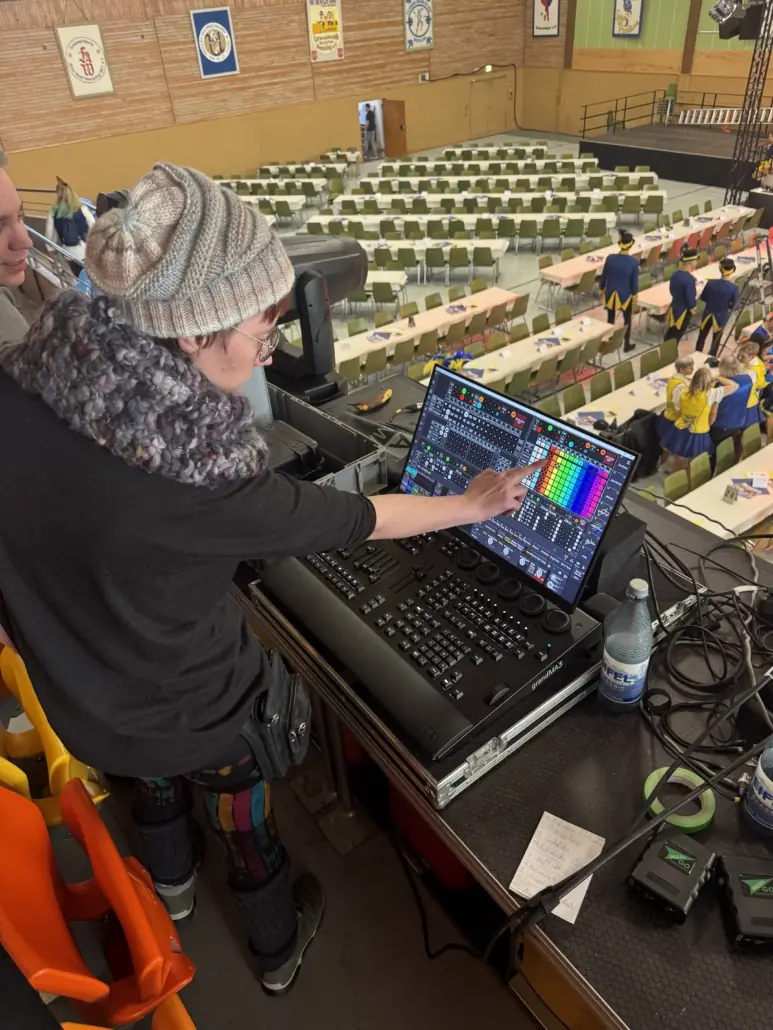 In der Kölner Halle bereiten sich die Gruppen auf ihren Auftritt vor, während ich hinterm Mischpult etwas über die Technik lerne und einige Effekte ausprobieren darf.