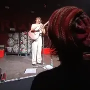 Rika kann das Konzert von Rian in der Stuttgarter Konzertlocation Wizemann aus der ersten Reihe beobachten.